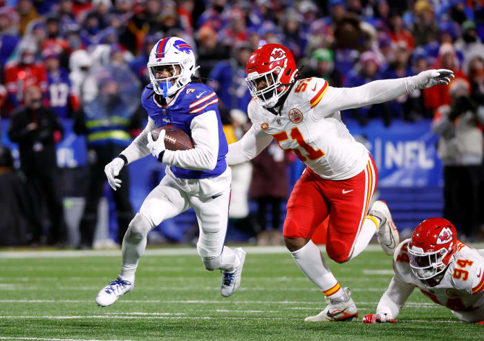 Buffalo Bills running back James Cook (4) runs past Kansas City Chiefs defensive end Mike Danna (51), © Jamie Germano/Rochester Democrat and Chronicle / USA TODAY NETWORK